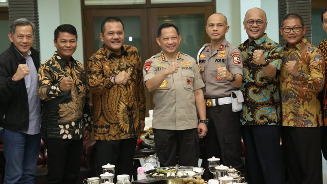 Kapolri Jenderal Polisi, Muhammad Tito Karnavian foto bersama 16 manajer klub peserta Liga 1 2019, di kediaman dinas Kapolri, Jakarta Selatan, Selasa (12/3). Foto: Dok. Polri