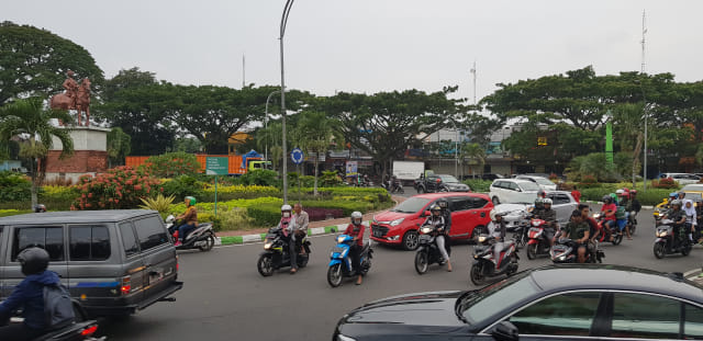 Tidak adanya traffic light di bundaran SMPN 5 Kota Malang membuat daerah ini semerawut di jam-jam tertentu. (foto-foto: Irham Thoriq/Tugu Malang).