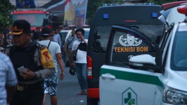 Petugas kepolisian berjaga di lokasi terjadinya ledakan yang diduga bom di kawasan Jalan KH Ahmad Dahlan, Pancuran Bambu, Sibolga Sambas, Kota Siboga, Sumatera Utara, Selasa (12/3). Foto: ANTARA FOTO/Damai Mendrofa
