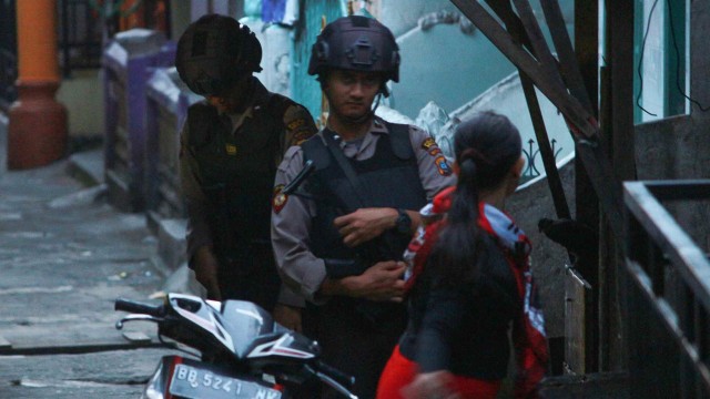 Petugas kepolisian berjaga di lokasi terjadinya ledakan yang diduga bom di kawasan Jalan KH Ahmad Dahlan, Pancuran Bambu, Sibolga Sambas, Kota Siboga, Sumatera Utara, Selasa (12/3). Foto: ANTARA FOTO/Damai Mendrofa