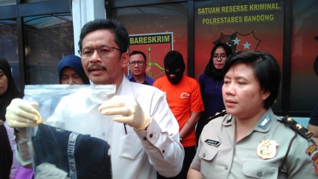 Wakil Kepala Satuan Reskrim Polrestabes Bandung Kompol Suparma menunjukkan barang bukti. (Arya Wicaksana)
