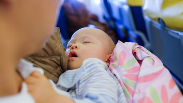 Ilustrasi ibu membawa bayi saat traveling dengan pesawat Foto: Shutter Stock