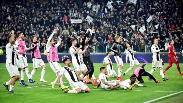 Sejumlah pemain Juventus merayakan kemenangan atas Atletico Madrid di Allianz Stadium, (13/3). Foto: REUTERS/Massimo Pinca