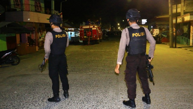 Personel kepolisian berjaga di lokasi terjadinya ledakan yang diduga bom saat penggerebekan terduga teroris di kawasan Jalan KH Ahmad Dahlan, Pancuran Bambu, Sibolga Sambas, Kota Siboga, Sumatera Utara, Selasa (12/3). Foto: ANTARA FOTO/Jason Gultom
