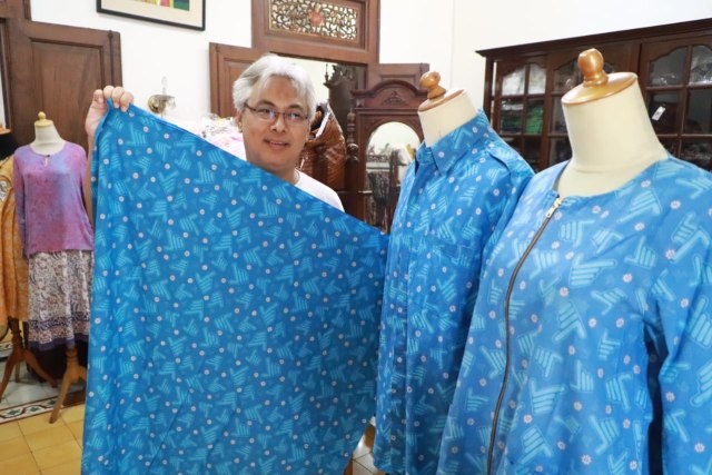 Pengusaha Batik asal Solo, Gunawan Muhammad Nizar, menunjukkan kain batik produksinya pada Selasa (12/3/2019). (Tara Wahyu N.V.)