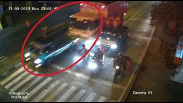 Ngeri, Video Dump Truk Sasak Pikap di Lampu Merah Yon Zipur