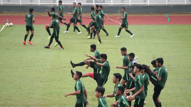Timnas U-23 Indonesia menjalani latihan di Stadion Madya GBK, Jakarta, Rabu (13/3), jelang Kualifikasi Piala Asia U-23. Foto: Nugroho Sejati/kumparan