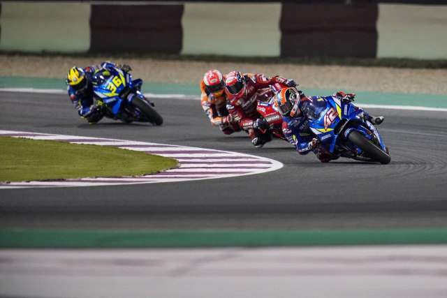 Momen saat pebalap Suzuki Ecstar, Alex Rins sempat memimpin balapan MotoGP Qatar 2019. Foto: twitter/suzukimotogp