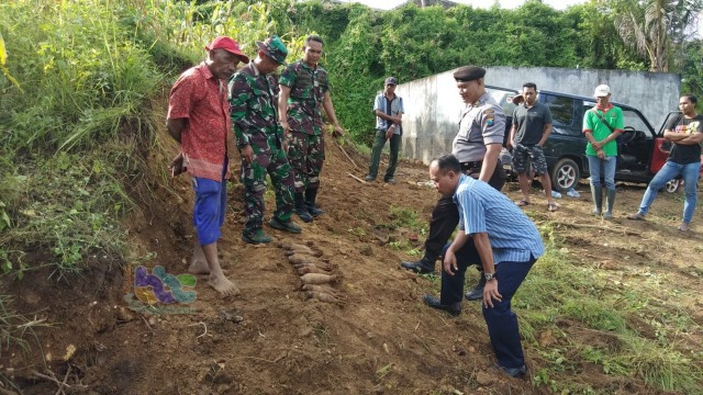 Aparat dari Koramil Senori dan Polsek Senori, saat berada di loksi penemuan mortir, di Gungung Gong, Desa Banyuurip Kecamatan Senori Kabupaten Tuban, Selasa (12/032019).