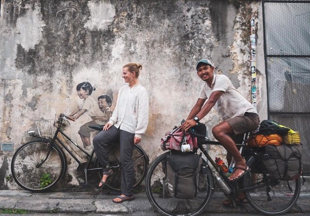 Diego dan Marlies saat singgah di Kota Penang, Malaysia. Foto: Instagram @everythinginbetween.journal