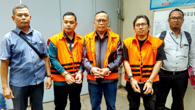 KPK eksekusi tiga terpidana kasus dana perimbangan daerah ke Lapas Sukamiskin Bandung. Foto: Foto: humas KPK