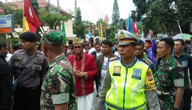 Bupati Tana Toraja berpakaian adat lengkap saat dikepung massa di Gedung DPRD Tana Toraja dikawal ketat soal penolakan wisata halal di Toraja (Makassar Indeks).