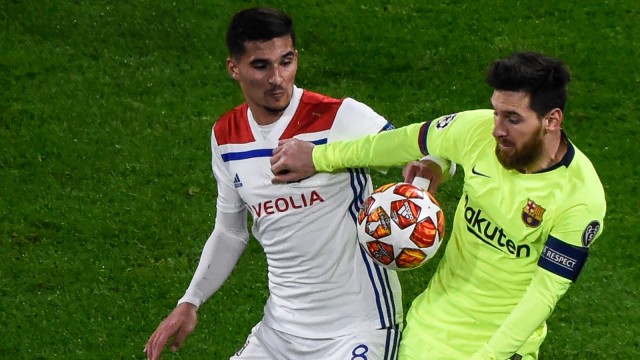 Gelandang Lyon, Houssem Aouar (kiri), berebut bola dengan Lionel Messi. Foto: AFP/Jean-Philippe Ksiazek