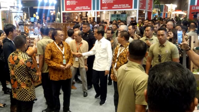 Presiden Jokowi tinjau Indonesia Internasional Furniture Expo di Jiexpo Kemayoran, Rabu (13/3). Foto: Fahrian Saleh/kumparan