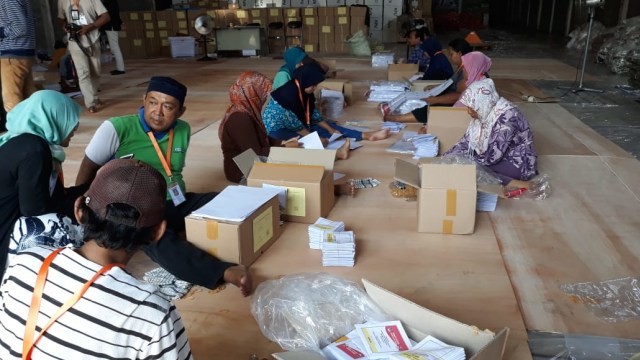 Sejumlah warga yang bertugas melipat surat suara di Gudang KPU Yogyakarta, Rabu (13/3/2019). Foto: ken.