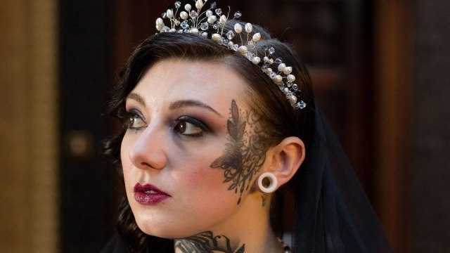 Wanita asal Inggris nekat tato wajahnya agar tidak diterima kerja di perusahaan pada umumnya. (foto: Instagram/@kayleighpeachtattoo)