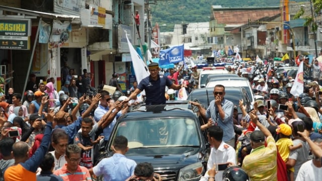 Masyarakat menyambut Sandiaga Uno di Bima