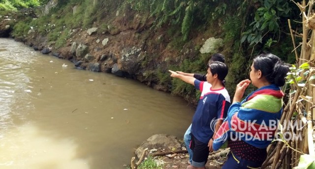 Warga menunjukan tempat ditemunya Hurain bocah perempuan berusia empat tahun yang terbawa Sungai Citatih | Sumber Foto:Suhendi