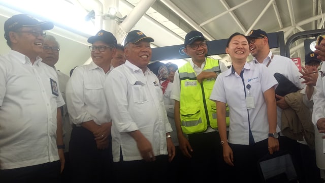 Menteri PUPR, Basuki Hadimuljono (tengah) uji coba kereta MRT Jakarta. Foto: Resya Firmansyah/kumparan
