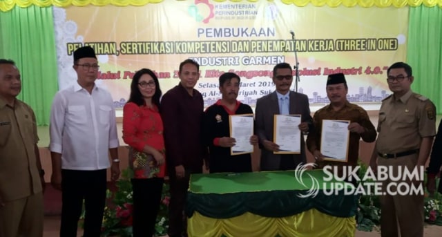 Pembukaan pelatihan, sertifikasi kompetensi dan penempatan kerja (three in one) industri garmen, di gedung serbaguna Al Masthuriyah, Cisaat, Sukabumi, Selasa (12/3/2019). | Sumber Foto:Ruslan AG