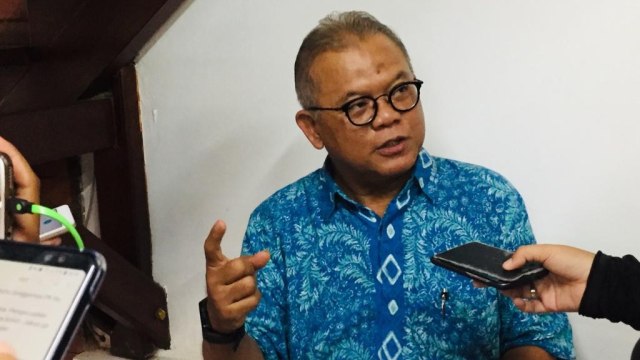 Dosen FH Universitas Tri Sakti, Abdul Fickar Hadjar diwawancarai usai Diskusi bertajuk ‘Rombongan Koruptor Mengajukan PK’ di Kantor ICW, Kalibata, Jakarta Selatan, Rabu (13/3). Foto: Ajo Darisman/kumparan