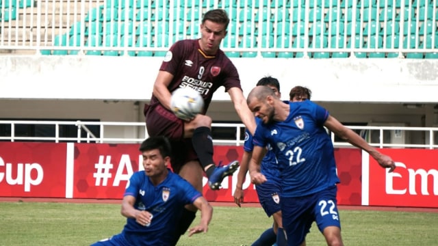 Pemain PSM Makassar Eero Markkanen (tengah) merebut bola melewati pemain Lao Toyota dalam babak penyisihan Piala AFC 2019 di Stadion Pakansari, Bogor, Rabu (13/3). Foto: Nugroho Sejati/kumparan