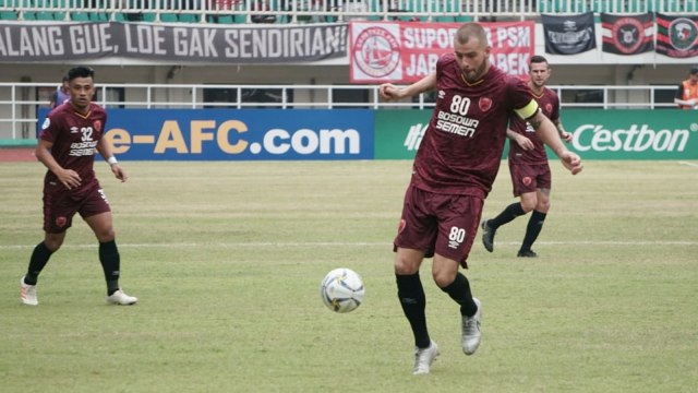 Pemain PSM Makassar Wiljan Pluim (tengah) menerima umpan bola saat bertanding melawan Lao Toyota dalam babak penyisihan Piala AFC 2019 di Stadion Pakansari, Bogor, Rabu (13/3). Foto: Nugroho Sejati/kumparan