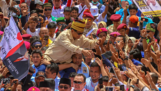 Calon Presiden nomor urut 02 Prabowo Subianto menyapa warga Riau saat tiba di Gelanggang Remaja Kota Pekanbaru, Riau. Foto: Antara/Rony Muharrman