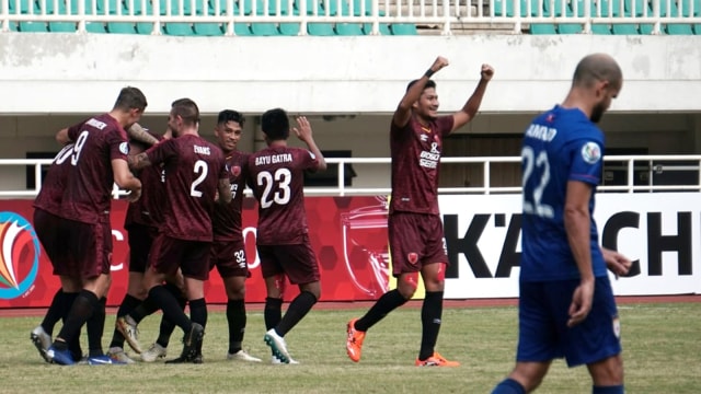 Pemain PSM Makassar melakukan selebrasi bersama usai memenangkan pertandingan melawan Lao Toyota dalam babak penyisihan Piala AFC 2019 di Stadion Pakansari, Bogor, Rabu (13/3). Foto: Nugroho Sejati/kumparan