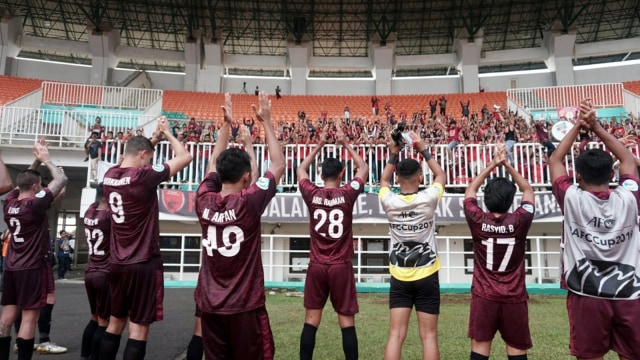 Pemain PSM Makassar melakukan selebrasi bersama para pendukungnya usai pertandingan melawan Lao Toyota dalam babak penyisihan Piala AFC 2019 di Stadion Pakansari, Bogor, Rabu (13/3). Foto: Nugroho Sejati/kumparan