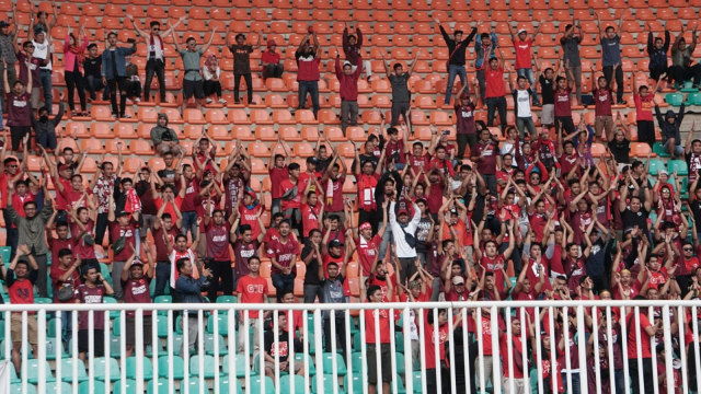 Para pendukung PSM Makassar melakukan selebrasi atas kemenangan PSM Makassar melawan Lao Toyota dalam babak penyisihan Piala AFC 2019 di Stadion Pakansari, Bogor, Rabu (13/3). Foto: Nugroho Sejati/kumparan