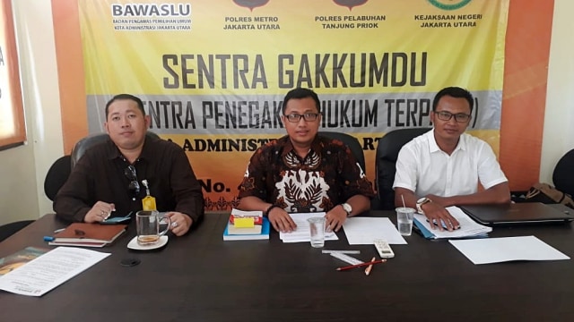 Ketua Gakkumdu Bawaslu Jakarta Utara, Benny Sabdo (tengah) saat rapat sentra Gakkumdu. Foto: Dok. Istimewa