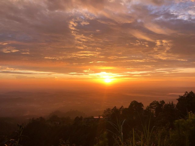 Sunrise di Pos Mawar, Semarang Foto: Bella Cynthia / kumparan