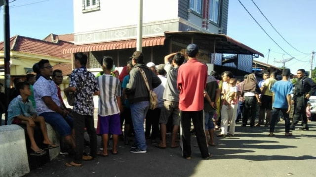 Warga yang berkerumun melihat lokasi rumah teroris di Sibolga. Foto: kumparan