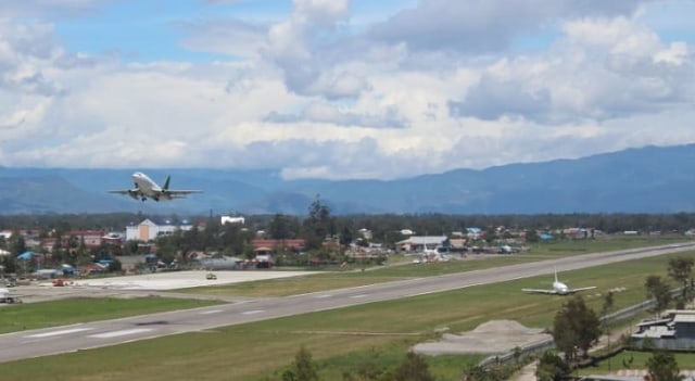 Landasan pacu di Bandara Wamena. (BumiPapua.com/Stefanus)