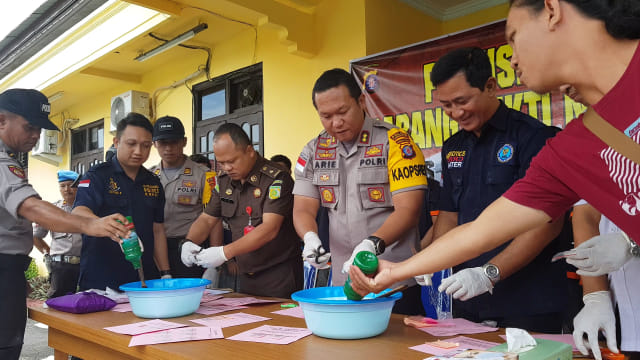 Kapolres Kobar AKBP Arie Sandy ZS bersama instansi terkait memusnahkan barang bukti sabu dengan cara dilarutkan bersama pembersih lantai (Foto: Joko Hardyono)