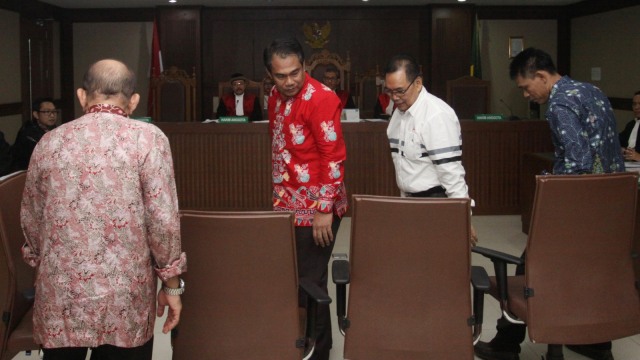 (dari kiri) Ketua Komisi B DPRD Kalimantan Tengah Borak Milton Sekretaris Komisi B DPRD Kalteng Punding Ladewiq H Bangkan, Anggota Komisi B DPRD Kalteng Edy Rosada dan Arisavanah menjalani sidang perdana pembacaan dakwaan di Pengadilan Tipikor, Jakarta, Rabu (13/3/2019). Foto: ANTARA FOTO/Reno Esnir