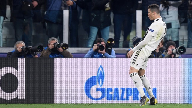 Cristiano Ronaldo melakukan selebrasi setelah mencetak gol Juventus ke gawang Atletico Madrid. Foto: Alberto Lingria/Reuters