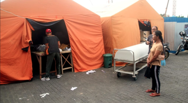 Tents are built to solve the overload problem at Mangusada Hospital's morgue in Bali. (Kanalbali/ZUL)