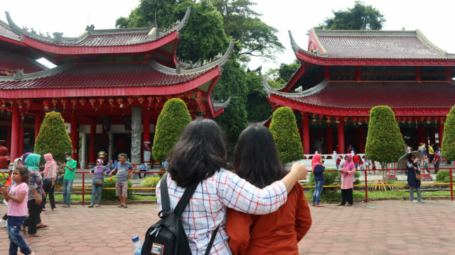 Wisatawan sedang mengagumi keindahan Kelenteng Sam Poo Kong di Semarang Foto: Helinsa Rasputri/kumparan