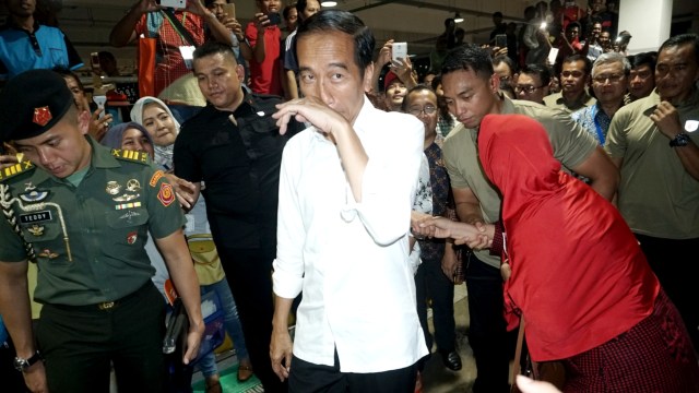 Presiden Joko Widodo menyapa warga di Pasar Ikan Modern Jakarta Utara. Foto: Iqbal Firdaus/kumparan