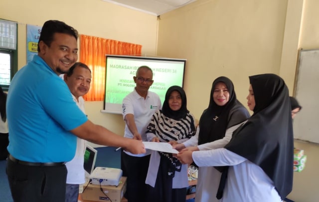 Penyerahan bantuan perangkat lab komputer oleh PT Solusi Bangun Andalas kepada tiga sekolah di Kecamatan Lhoknga, Aceh Besar, Rabu (13/3). Foto: Dok. PT SBA