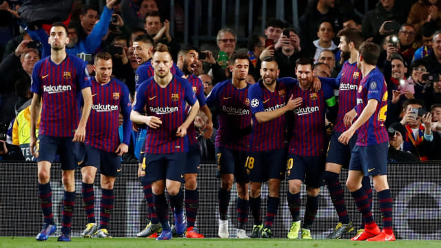 Para pemain Barcelona merayakan gol Lionel Messi ke gawang Lyon. Foto: Juan Medina/Reuters