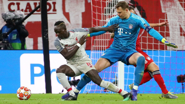 Aksi Sadio Mane saat membobol gawang Manuel Neuer. Foto: REUTERS/Michael Dalder