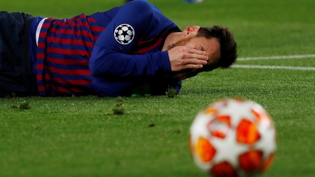 Pemain FC Barcelona, Lionel Messi terjatuh saat melawan Olympique Lyon dalam leg kedua Liga Champions di Camp Nou, Barcelona, Spanyol. Foto: REUTERS/Susana Vera
