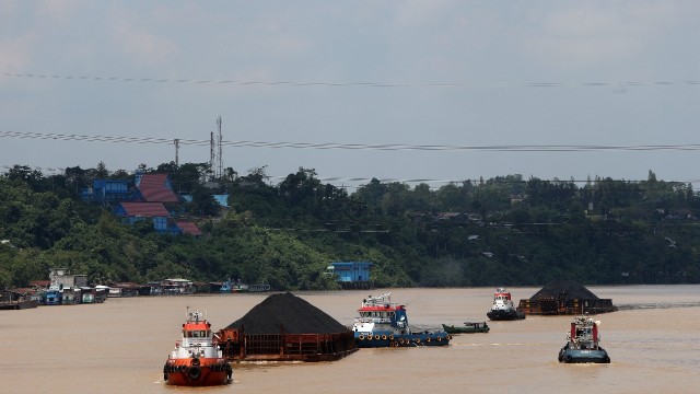 Ilustrasi kapal tongkang membawa batu bara di sungai Mahakam. Foto: Aditia Noviansyah/kumparan