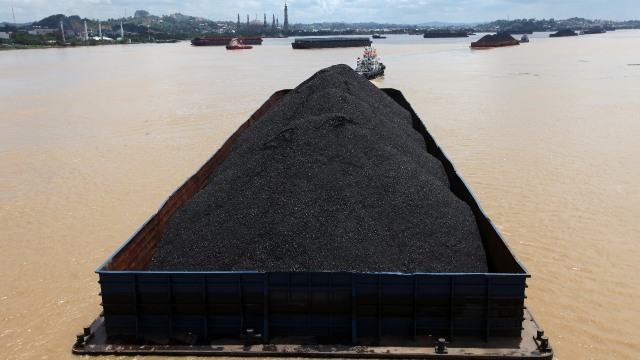 Ilustrasi kapal tongkang membawa batu bara di sungai Mahakam. Foto: Aditia Noviansyah/kumparan