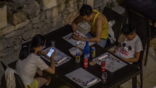 Ilustrasi main smartphone di meja makan Foto: Wendelin Jacober/flickr