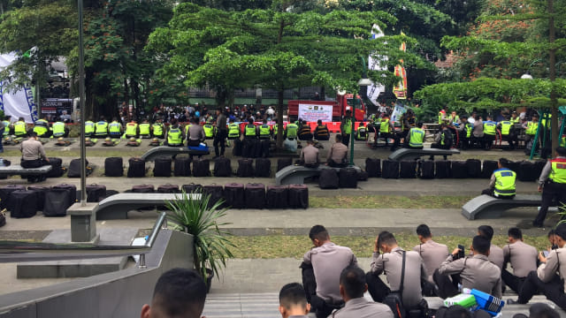 Suasana pengamanan jelang persidangan ketiga Habib Bahar bin Smith di Gedung Kearsipan dan Perpustakaan Kota Bandung, Kamis (14/3). Foto: Okky Ardiansyah/kumparan