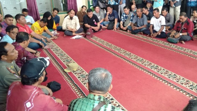 Warga terdampak penggusuran bernegosiasi dengan Wakil Walikota Banjarmasin Hermansyah, Kamis (14/3). Foto: Zahidi/banjarhits.id